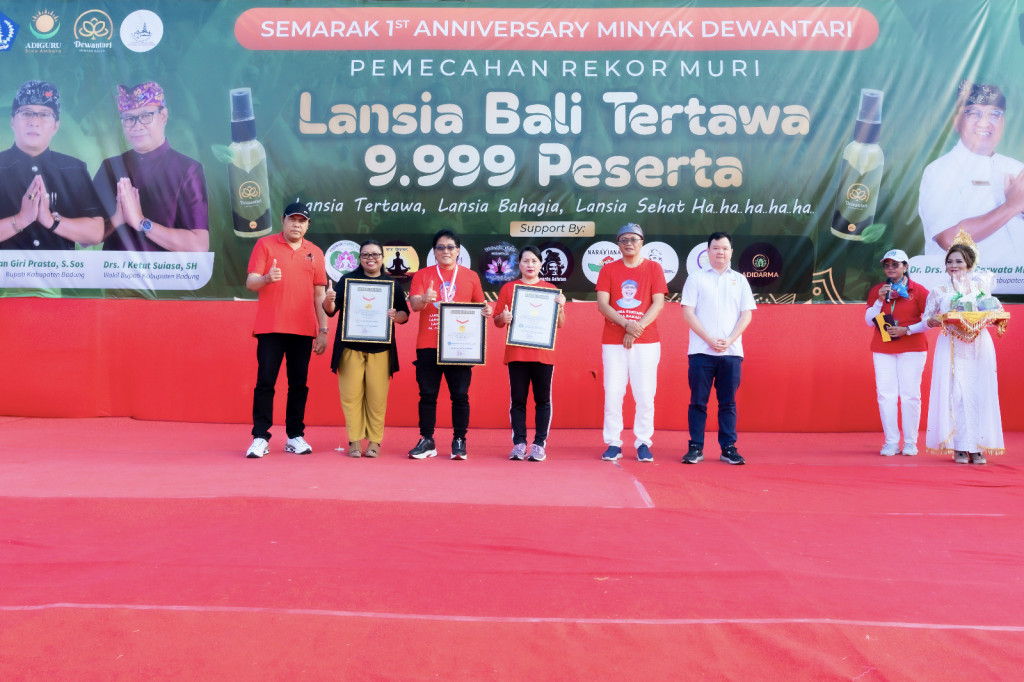 Lansia Tertawa Cetak Rekor MURI